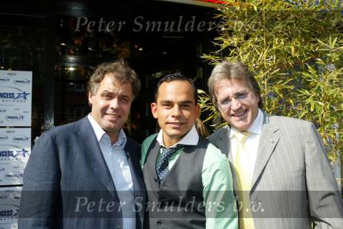 Amsterdam 28 april 2004
Presentatie cd Robert Halewijn bij En Pluche  .   Robert met Aad Ouborg en Lee Towers