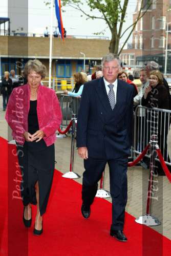 Scheveningen 29 april 2004
65e verjaardag van Pieter v Vollenhoven in het circustheater.
Leo v Wijk (KLM) met vrouw