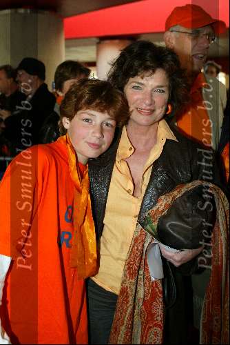 Amsterdam 19 april 2004
Premiere in Oranje in de Amsterdam Arena.
Linda v Dijck met zoon