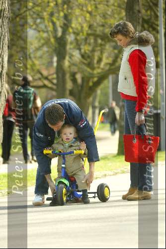 Amsterdam 12 april 2004
Prins Maurits Prinses Marilene Lucas en Anna in het Vondelpark. 1e stapjes van Lucas v Vollenhoven