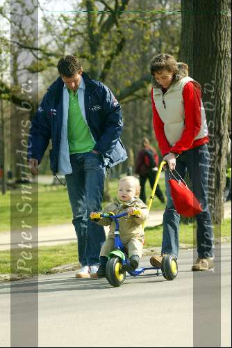 Amsterdam 12 april 2004
Prins Maurits Prinses Marilene Lucas en Anna in het Vondelpark. 1e stapjes van Lucas v Vollenhoven