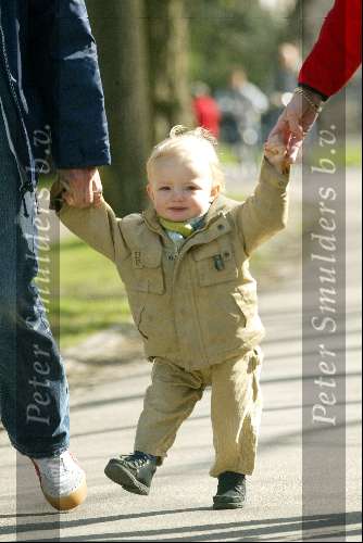 Amsterdam 12 april 2004
Prins Maurits Prinses Marilene Lucas en Anna in het Vondelpark. 1e stapjes van Lucas v Vollenhoven