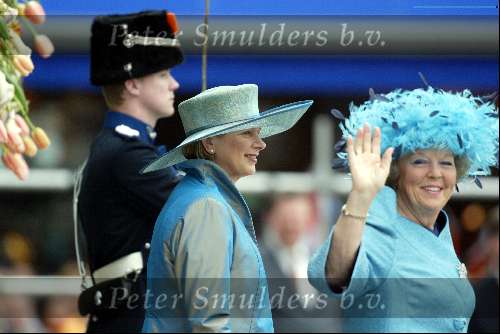Delft 24 april 2004
Trouwen Prins Friso en Mabel Wisse Smit in stadhuis Delft.
Koningin Beatrix met moeder van Mabel Wisse Smit