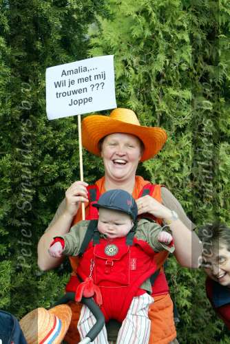 Groningen 30 april 2004
Koninginnedag 2004 in Warffum (Groningen)
Publiek Baby voor Amalia
