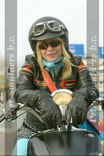 Amsterdam 9 april 2004
Manuela Kemp op scooter in Amsterdam