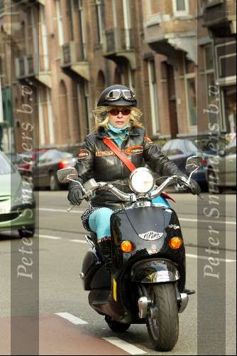 Amsterdam 9 april 2004
Manuela Kemp op scooter in Amsterdam