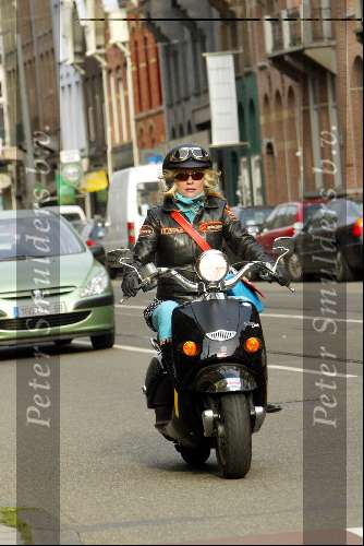 Amsterdam 9 april 2004
Manuela Kemp op scooter in Amsterdam
