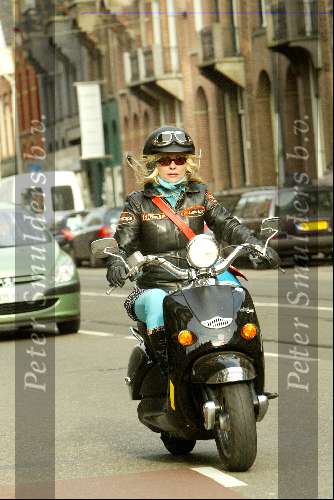 Amsterdam 9 april 2004
Manuela Kemp op scooter in Amsterdam