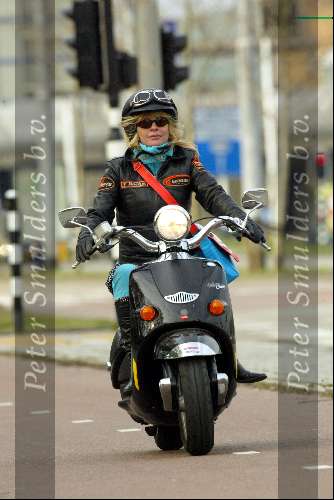 Amsterdam 9 april 2004
Manuela Kemp op scooter in Amsterdam