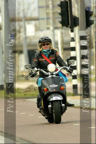 Amsterdam 9 april 2004
Manuela Kemp op scooter in Amsterdam