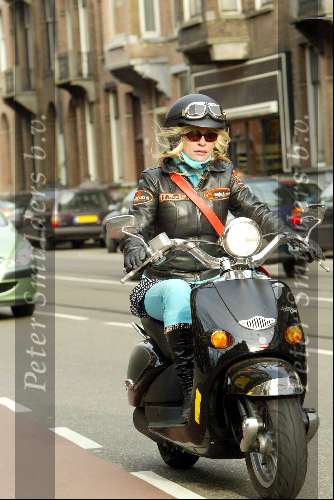 Amsterdam 9 april 2004
Manuela Kemp op scooter in Amsterdam