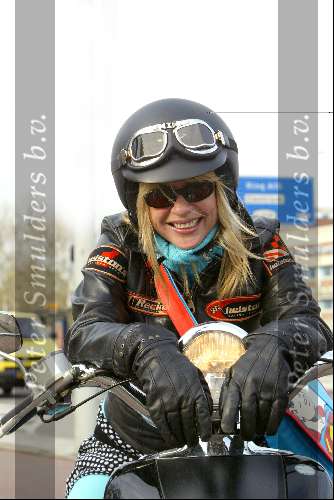 Amsterdam 9 april 2004
Manuela Kemp op scooter in Amsterdam
v