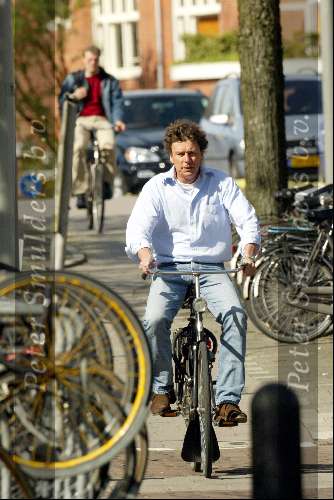 Amsterdam 22 april 2004
Marc klein Essink op fiets op de cornelis Schuytstraat