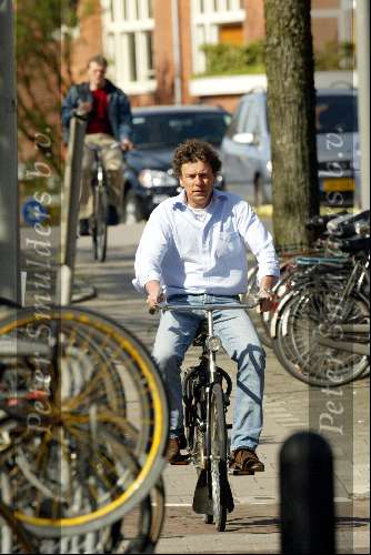 Amsterdam 22 april 2004
Marc klein Essink op fiets op de cornelis Schuytstraat
