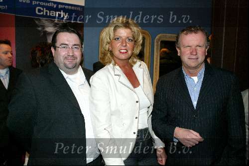 Rotterdam 13 april 2004
Presentatie cd Lee Towers in Hotel New York.
v.l.n.r. Hoofredakteur Weekend Marc v d Linden, Hoofdredaktrice Story Angela Hoogeveen en Hoofdredakteur Prive Evert Santegoeds