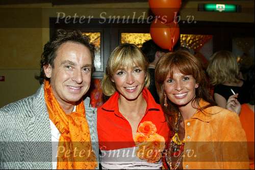 Amsterdam 19 april 2004
Premiere in Oranje in Amsterdam Arena.
Marco Borsato Leontine Borsato en Wendy v Dijk