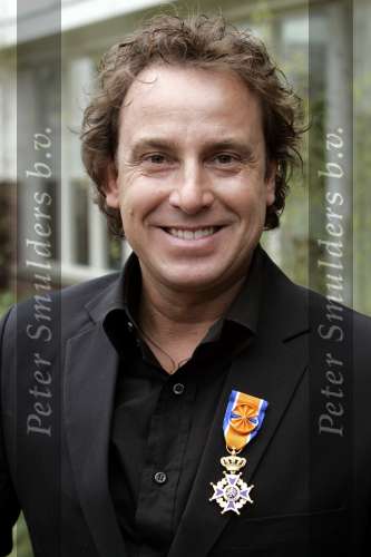 Blaricum 29 april 2004
Marco Borsato krijgt Koninklijke onderscheiding.