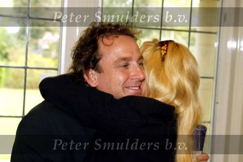 Blaricum 29 april 2004
Marco Borsato krijgt Koninklijke onderscheiding. Marco Met zijn moeder Mary Borsato