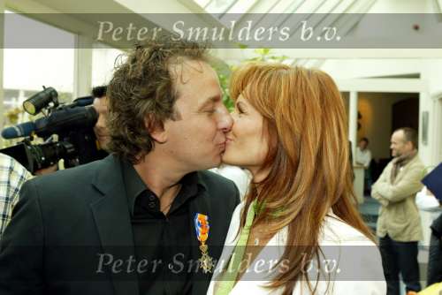 Blaricum 29 april 2004
Marco Borsato krijgt Koninklijke onderscheiding. Marco Met Leontine Borsato kussend