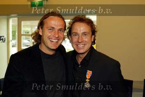 Blaricum 29 april 2004
Marco Borsato krijgt Koninklijke onderscheiding. Marco Met John Ewbank
