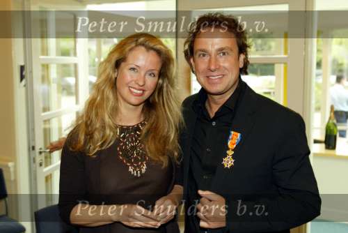 Blaricum 29 april 2004
Marco Borsato krijgt Koninklijke onderscheiding. Marco Met Willemijn Verloop