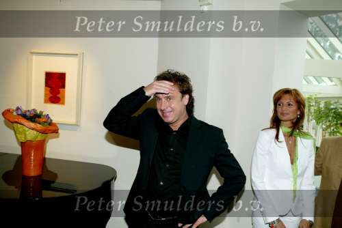 Blaricum 29 april 2004
Marco Borsato krijgt Koninklijke onderscheiding. Marco Met  Leontine Borsato