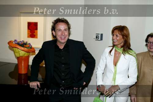 Blaricum 29 april 2004
Marco Borsato krijgt Koninklijke onderscheiding. Marco Met  Leontine Borsato