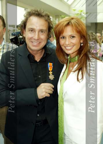 Blaricum 29 april 2004
Marco Borsato krijgt Koninklijke onderscheiding. Marco Met Leontine Borsato