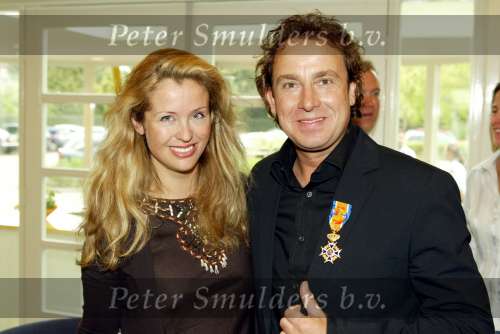 Blaricum 29 april 2004
Marco Borsato krijgt Koninklijke onderscheiding. Marco Met Willemijn Verloop