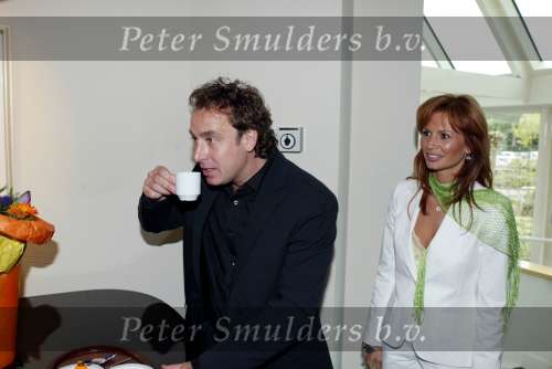 Blaricum 29 april 2004
Marco Borsato krijgt Koninklijke onderscheiding. Marco Met  Leontine Borsato