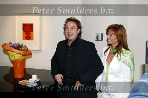 Blaricum 29 april 2004
Marco Borsato krijgt Koninklijke onderscheiding. Marco Met  Leontine Borsato