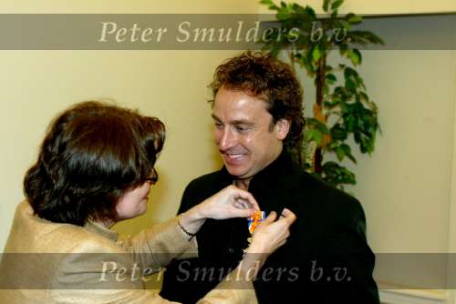 Blaricum 29 april 2004
Marco Borsato krijgt Koninklijke onderscheiding. Marco Met  burgemeester en Leontien Borsato
