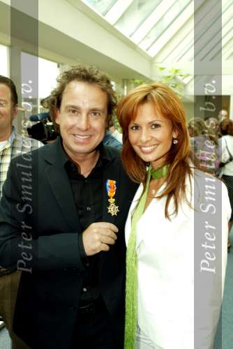 Blaricum 29 april 2004
Marco Borsato krijgt Koninklijke onderscheiding. Marco Met Leontine Borsato
