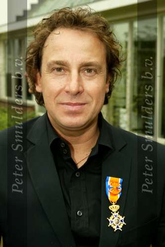 Blaricum 29 april 2004
Marco Borsato krijgt Koninklijke onderscheiding. Marco Met familie en vrienden.