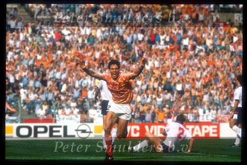Marco v Basten heeft gescoord tegen engeland tijdens het europees kampioenschap in duitsland
3 doelpunten voor marco, eindstand 3-1