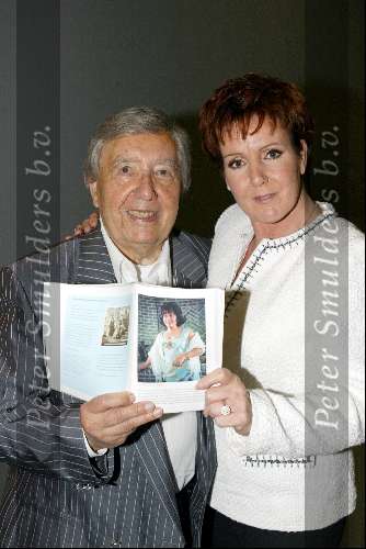 Amsterdam 10 april 2004
Presentatie boek John ny Hoes in Heineken Music Hal.
Johnny Hoes en Marianne Weber