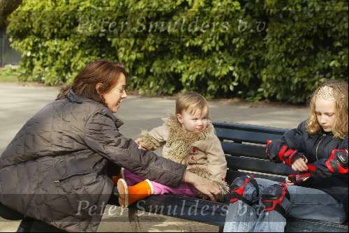 Amsterdam 12 april 2004
Marjolein Keunig met dochtertje in Vondelpark.