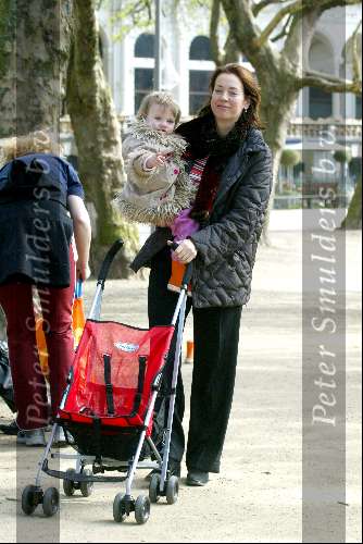 Amsterdam 12 april 2004
Marjolein Keunig met dochtertje in Vondelpark.