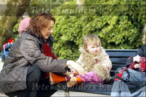 Amsterdam 12 april 2004
Marjolein Keunig met dochtertje in Vondelpark.