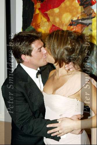 Scheveningen 4 april 2004
Premiere Lion King in Kurhaus.
Martijn Krabbe met zijn zwangere vriendin Amanda
kussend