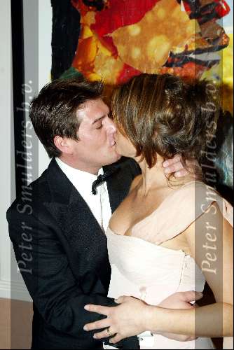 Scheveningen 4 april 2004
Premiere Lion King in Kurhaus.
Martijn Krabbe met zijn zwangere vriendin Amanda
kussend