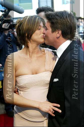 Scheveningen 4 april 2004
Premiere Lion King in Kurhaus.
Martijn Krabbe met zwangere vriendin Amanda
kussend