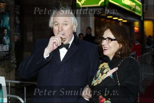 Amsterdam 6 april 2004
Premiere Alzheimer in Tuschinski.
Mathijs v Heyninge met sigaar en vrouw