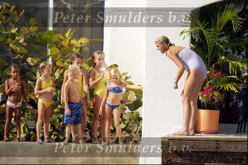 Curacao 13 augustus 2002
Prinses Maxima in gesprek met een aantal kinderen