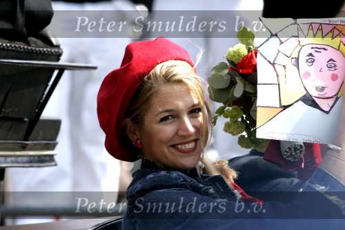 Groningen 30 april 2004
Koninginnedag 2004 in Warffum (Groningen)
Prinses Maxima met tekening in koets
