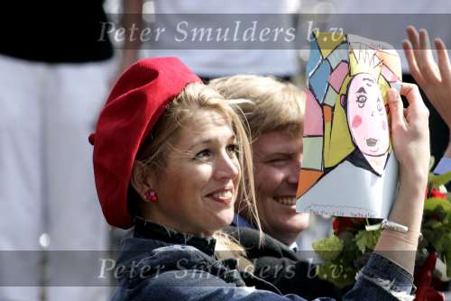 Groningen 30 april 2004
Koninginnedag 2004 in Warffum (Groningen)
Prinses Maxima met tekening in koets
