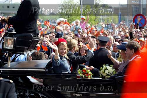 Groningen 30 april 2004
Koninginnedag 2004 in Warffum (Groningen)
Prinses Maxima  met Prins Willem Alexander en Koningin beatrix in  koets