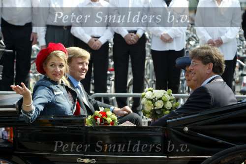 Groningen 30 april 2004
Koninginnedag 2004 in Warffum (Groningen)
Prinses Maxima  met Prins Willem Alexander en Koningin beatrix in  koets