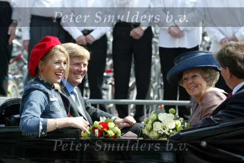 Groningen 30 april 2004
Koninginnedag 2004 in Warffum (Groningen)
Prinses Maxima  met Prins Willem Alexander en Koningin beatrix in  koets