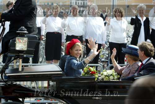 Groningen 30 april 2004
Koninginnedag 2004 in Warffum (Groningen)
Prinses Maxima  met Prins Willem Alexander en Koningin beatrix in  koets